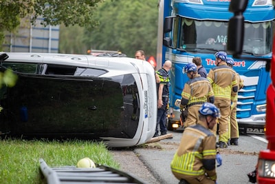 Auto belandt op de kant op A1 bij Oldenzaal, 1 persoon met spoed naar ziekenhuis