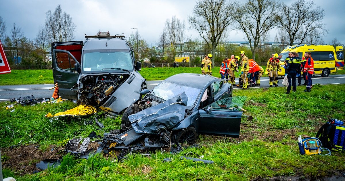 Twee gewonden bij frontale botsing op N453 in Waddinxveen, weg dicht