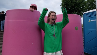 Plassen in de Wokkel: vies maar snel, een vriendin inzetten tegen inkijk en de slappe lach