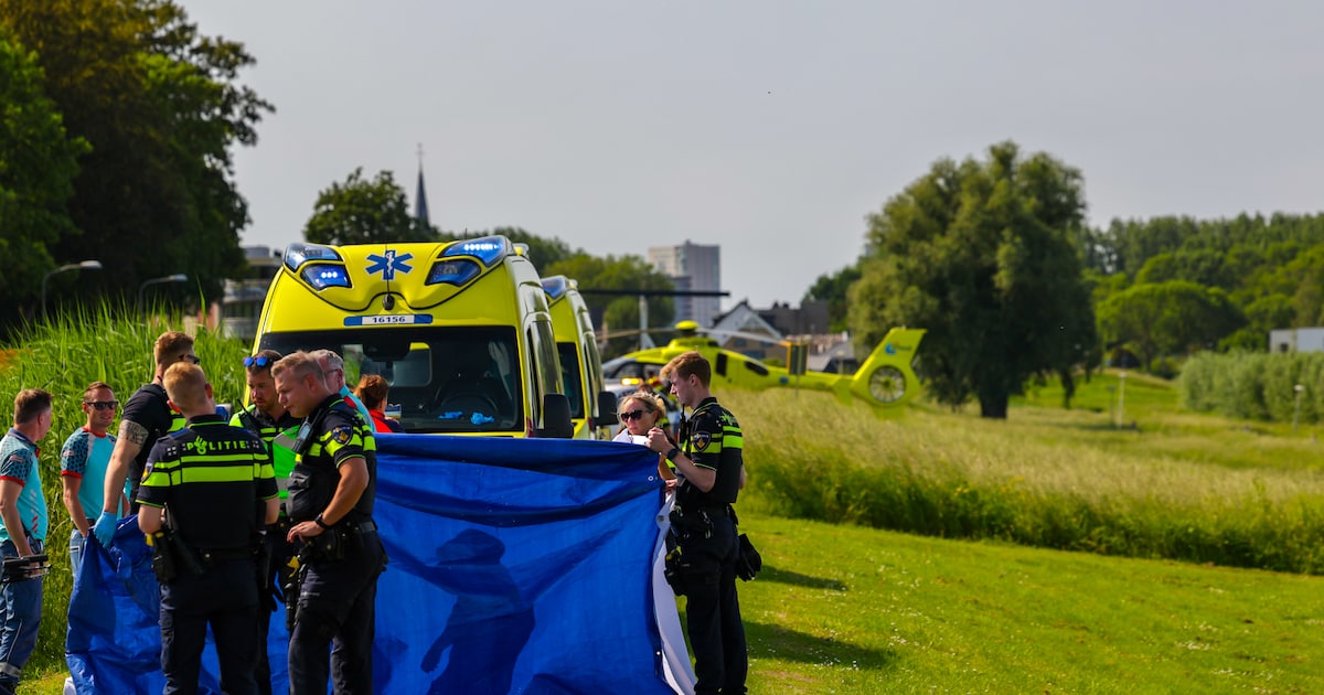 Persoon overleden na val in vaart in Nieuwerkerk aan den IJssel, politie onderzoekt toedracht