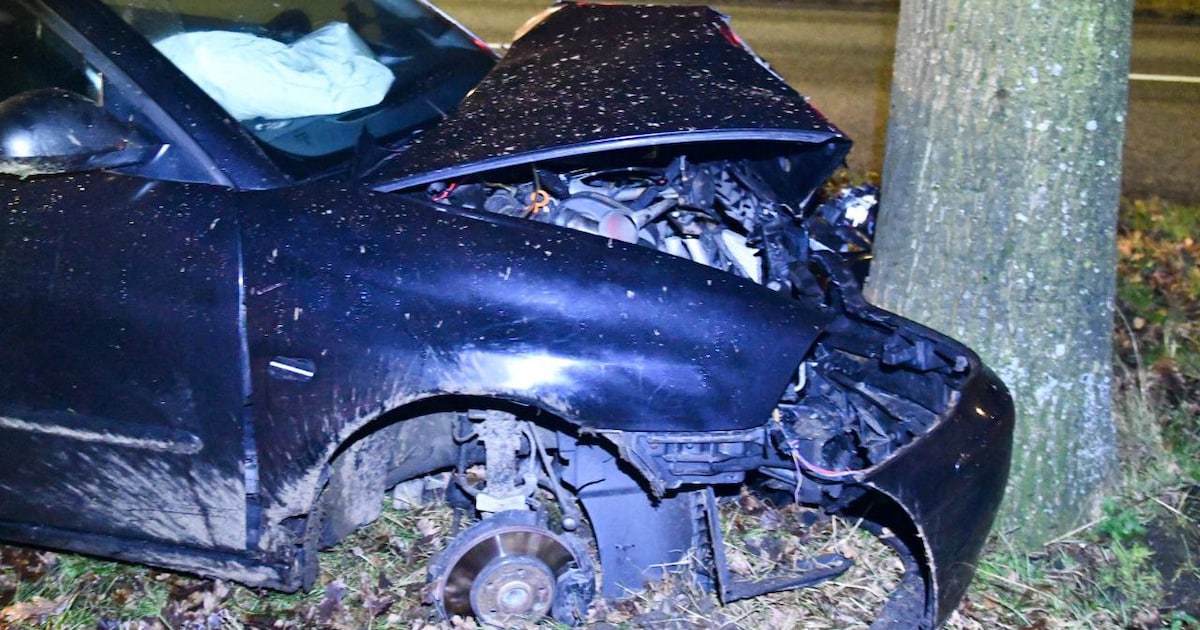 Auto raakt wiel kwijt en knalt tegen boom in Geerdijk