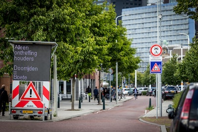 Sinds camera’s de pollers op Hoefkade en Parallelweg vervingen, stuurde Den Haag 18.000 waarschuwing