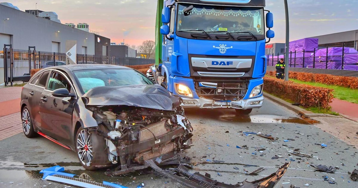 Automobilist raakt bekneld bij botsing met vrachtwagen in Hapert