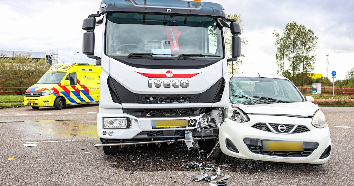 Auto en vrachtwagen in botsing op de Saturnus in Heerenveen