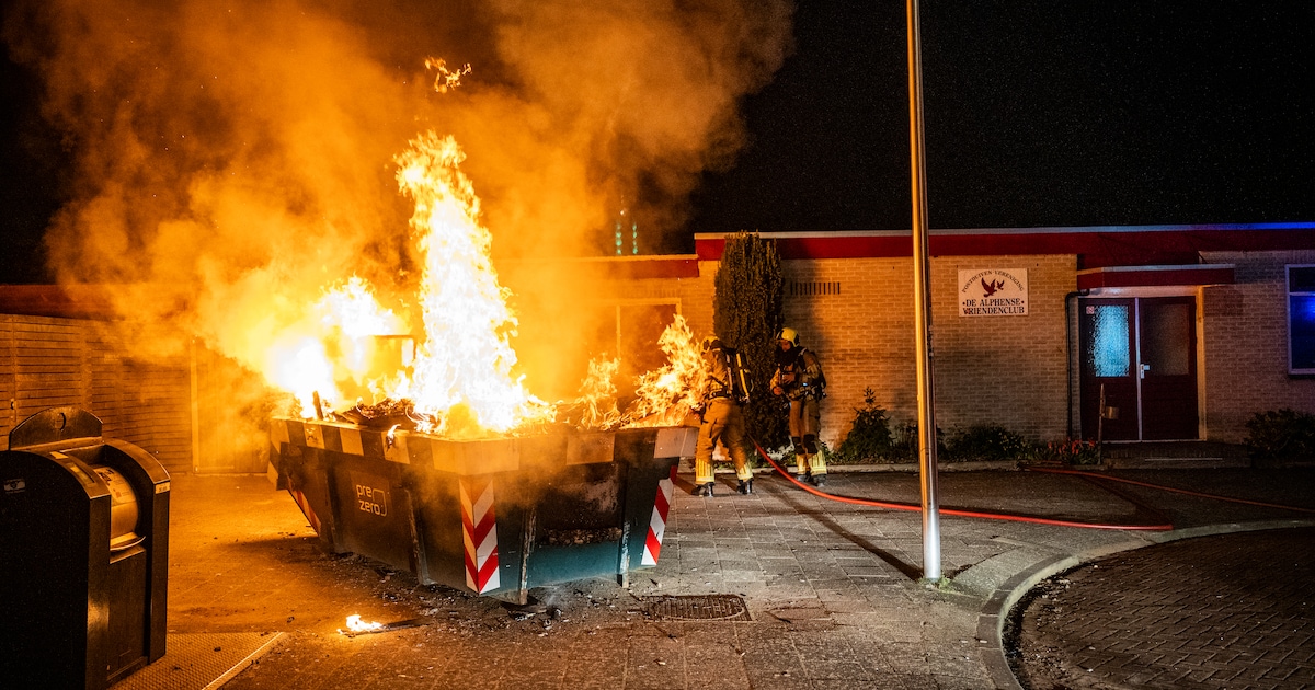 Metershoge vlammen bij brand in puincontainer Alphen