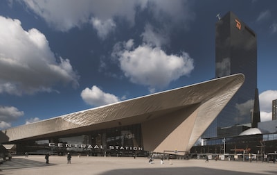 Stichting Vluchtelingen voert actie met enorme Jenga-toren op Rotterdam Centraal