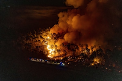LIVE Natuurbranden | Frankrijk opent jacht op brandstichters, inwoners Griekse dorpen geëvacueerd