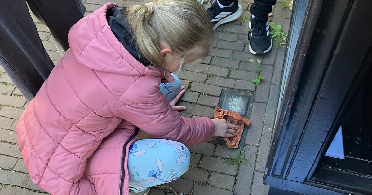 Leerlingen maken struikelstenen schoon en Ramona opent nieuwe trimsalon