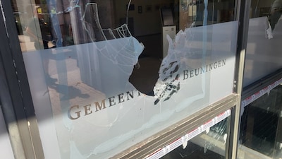 Opnieuw vernielingen bij gemeentehuis Beuningen: na anti-azc-bekladding nu ruiten kapotgemaakt