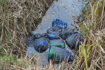 Ongediertebestrijder vindt jerrycans met onbekende vloeistof in sloot bij Kaatsheuvel
