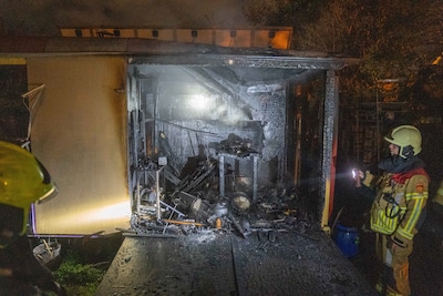 Woonwagen bij speeltuin in Deventer volledig in vlammen opgegaan