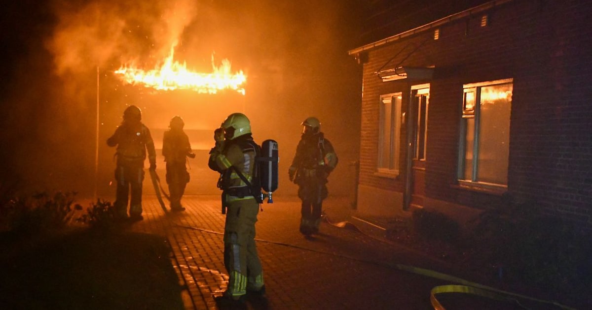 Uitslaande brand naast woning in Daarlerveen