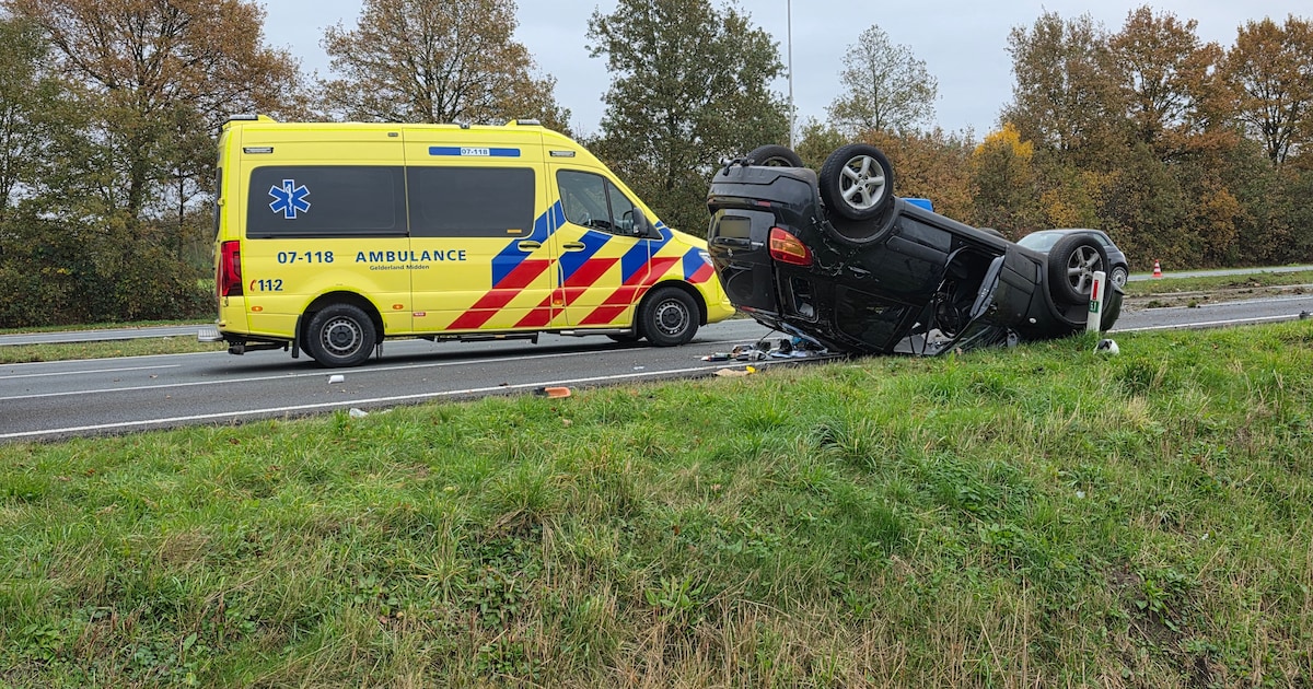Bestuurder verliest macht over stuur: auto eindigt op de kop op busbaan