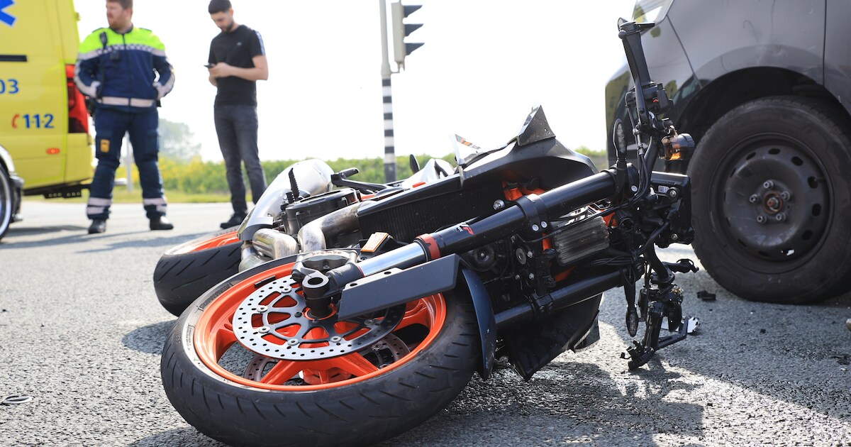 Motorrijder gewond na botsing met busje in Den Hoorn