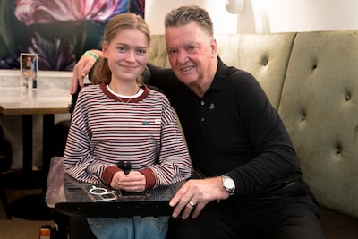 Louis van Gaal glundert bij Glazen Huis naast ‘zijn zesde kleinkind’ Coco (20): ‘Dat ze dit allemaal