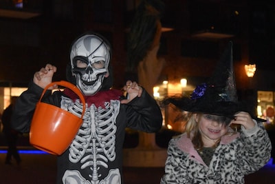 Verkleed, geschminkt en klaar om te griezelen tijdens Halloween-optocht bij winkelcentrum Emiclaer