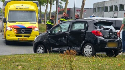 Flinke schade na botsing tussen auto's op kruising in Dordrecht