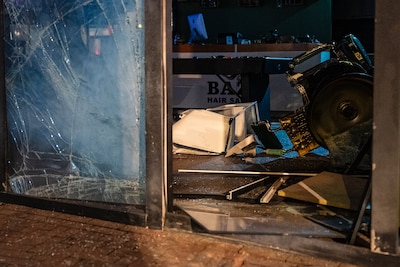 Man (27) aangehouden op verdenking van betrokkenheid bij explosie bij Vlaardingse kapperszaak