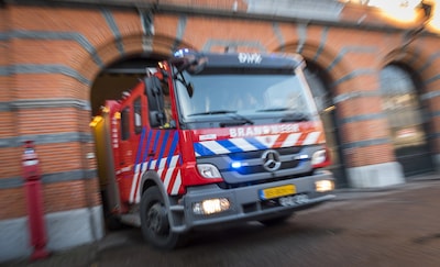 Veel rook bij zeer grote brand bij recyclingbedrijf in Westelijk Havengebied, ook knallen gehoord