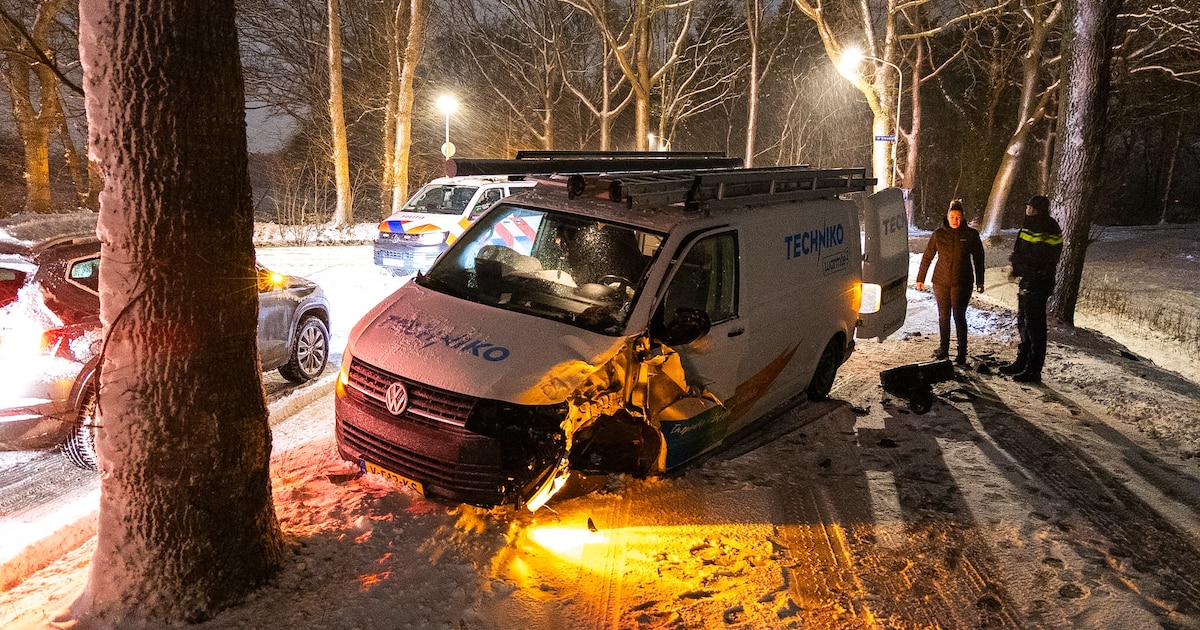 Werkbus botst tegen boom bij Ekehaar