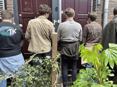 Woede om wildplasfiasco op dag van bekerfinale: ‘Ze stonden met hun kont tegen het raam’