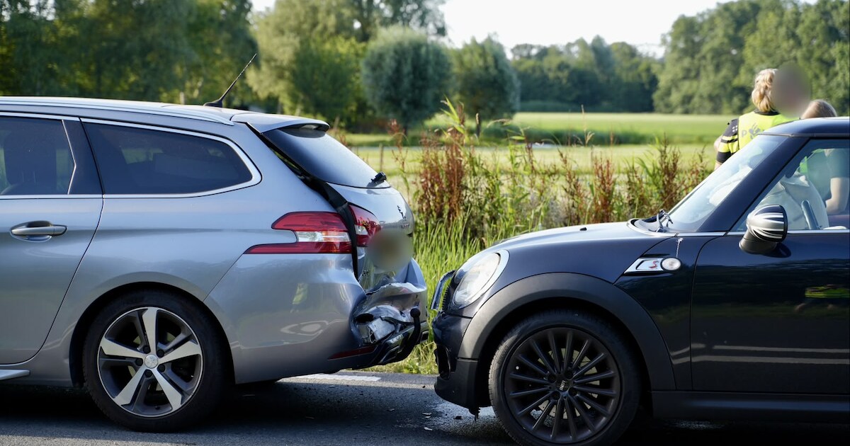 Twee auto's flink beschadigd na botsing op A.C. de Graafweg in Opmeer