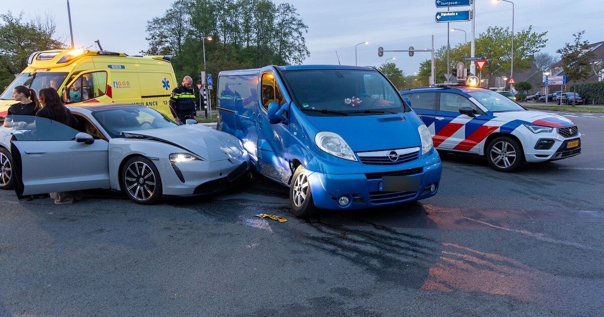 Dure Porsche zwaar beschadigd bij botsing in Velserbroek