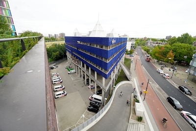 Agent botst met eigen auto op paal en wil dat de politie de schade vergoedt