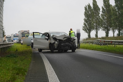 Auto botst hard tegen vangrail op N307 bij Swifterbant