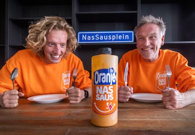 Drie jaar lang proberen en steeds opnieuw proeven, nu is er Oranje NasSaus: ‘De eerste was echt de b