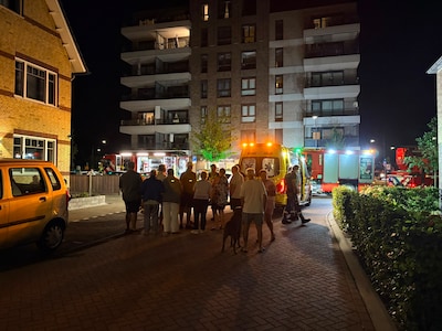 Tientallen mensen midden in de nacht uit flat in Oosterhout gehaald na uitslaande brand: ‘Mijn hart 