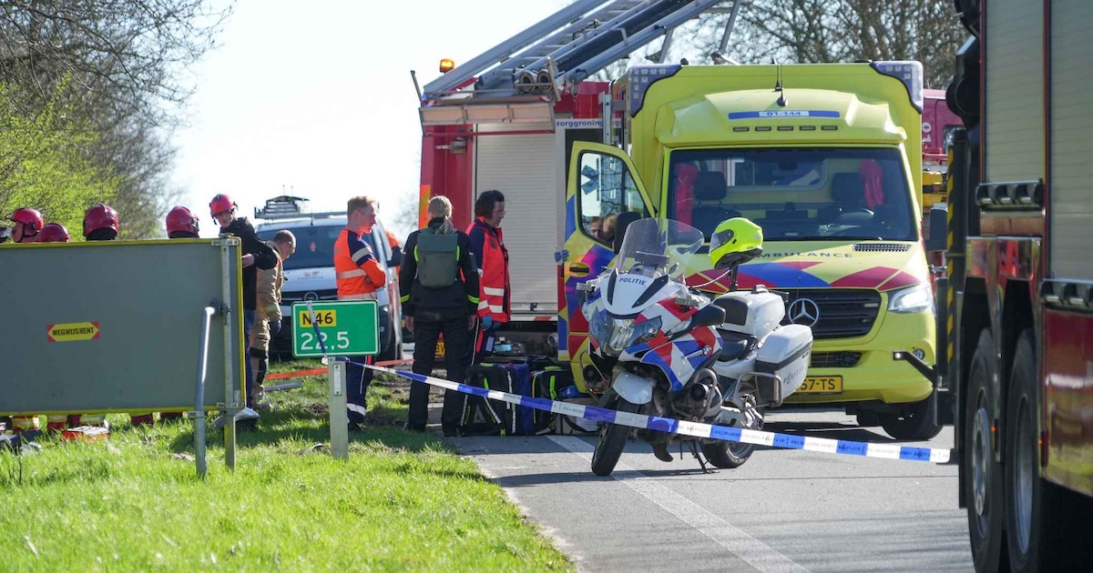 N46 bij Westerwijtwerd dicht vanwege botsing tussen vrachtwagen en auto