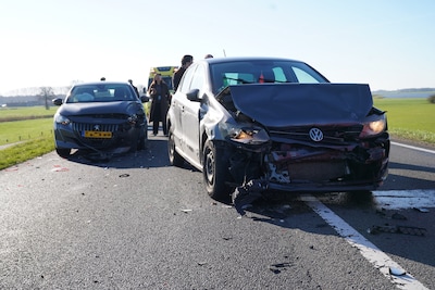 Grote schade bij kop-staartbotsing op N337 bij Olst