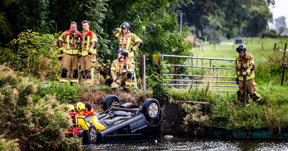 Auto ondersteboven in sloot aangetroffen in Strijen, bestuurder overleden