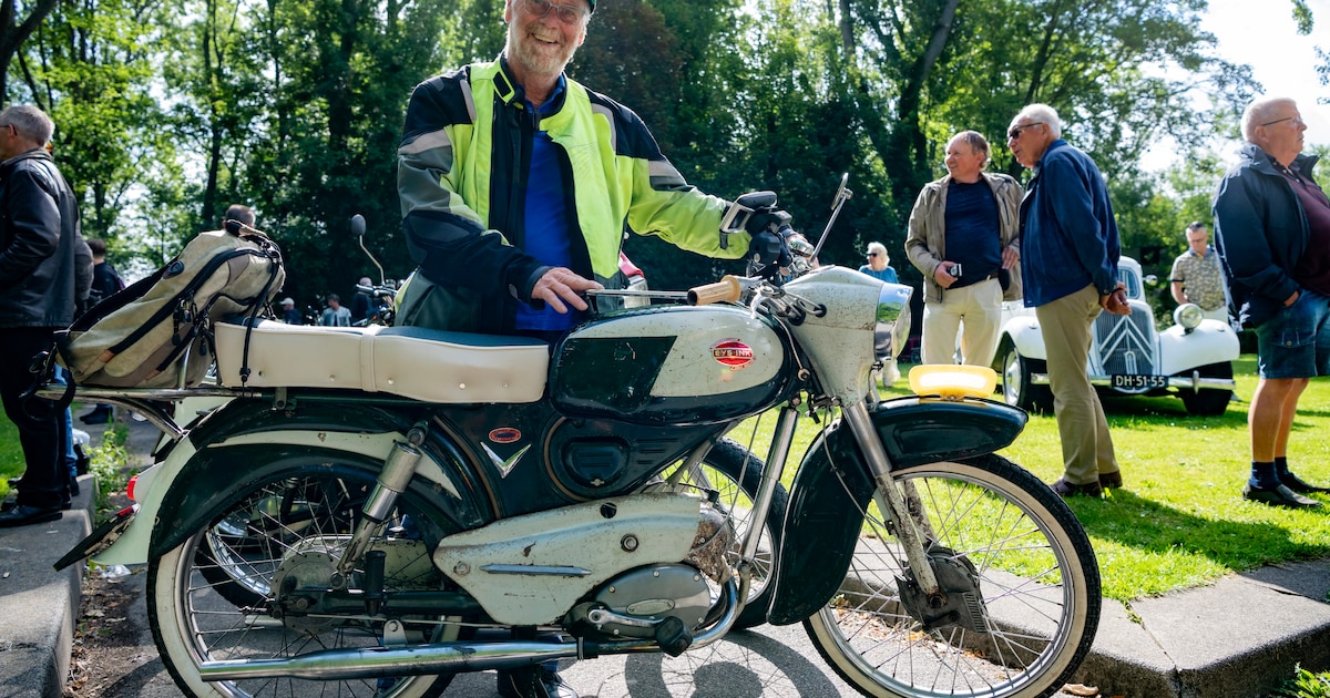 Oldtimerbrommers trekken weer door Staphorst tijdens Harkiesbarrit