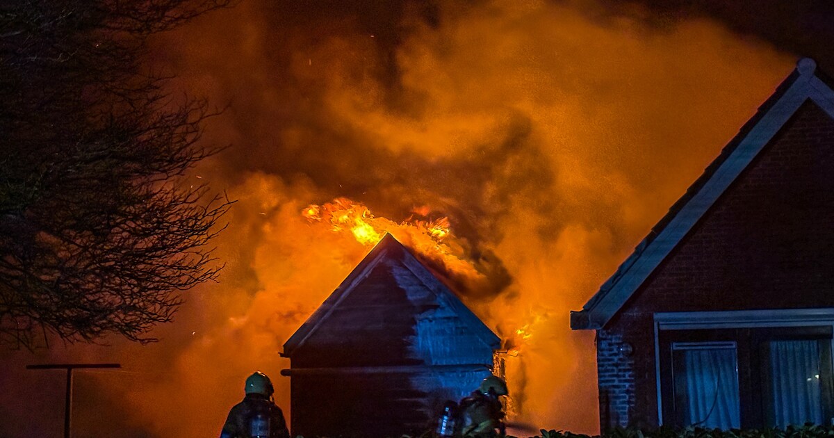 Schuurtje brandt volledig uit op Kloosterlaan in Burgum