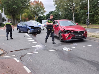 Twee auto's botsen op kruispunt in Ede