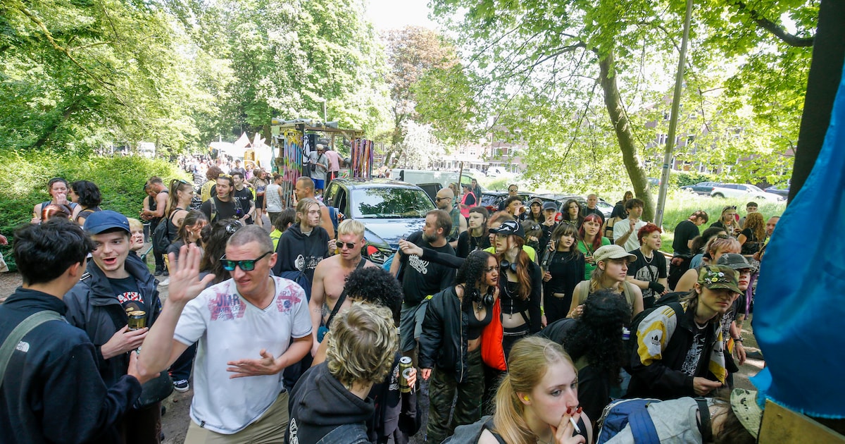 Ravers trekken door Utrecht met keiharde muziek, zelfgemaakte wagens en ...