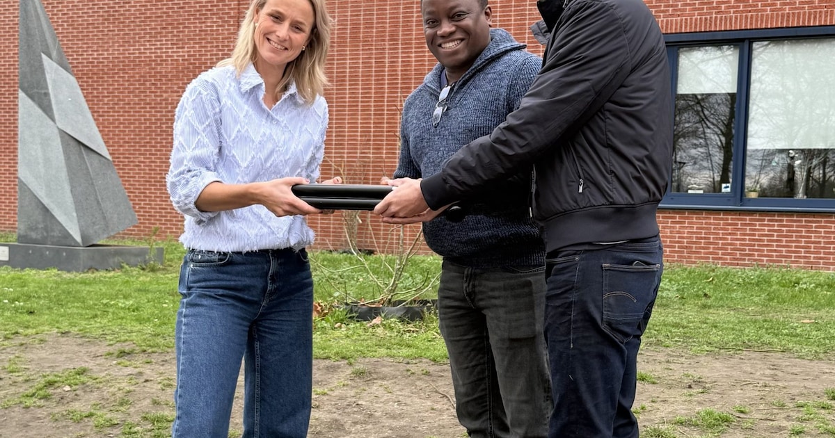 Het Baarnsch Lyceum doneert laptops aan school in Tanzania