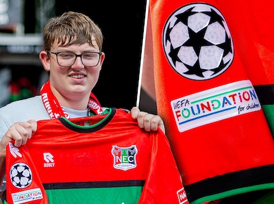 Wat die UEFA Foundation precies doet? Het zal de NEC-fan een rotzorg zijn, dat logo moet op de mouw