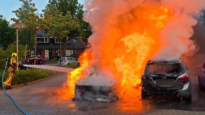 Vlammenzee verwoest meerdere auto's in Dordtse wijk Sterrenburg