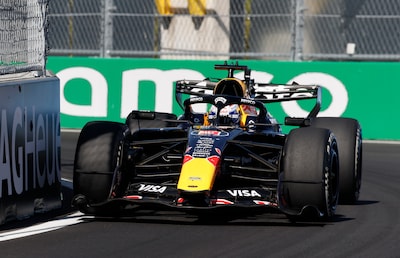 Max Verstappen maakt zich op voor eerste training in straten van Bakoe