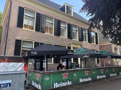 Verbazing over biertent voor de deur van verslavingskliniek: ‘Niet goed over nagedacht’