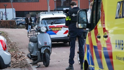 Scooterrijder botst met auto bij uitrit in Oss, brokstukken op het fietspad