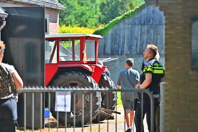 Monteur blust vuur als brand uitbreekt bij werkzaamheden aan trekker in schuur in Veldhoven