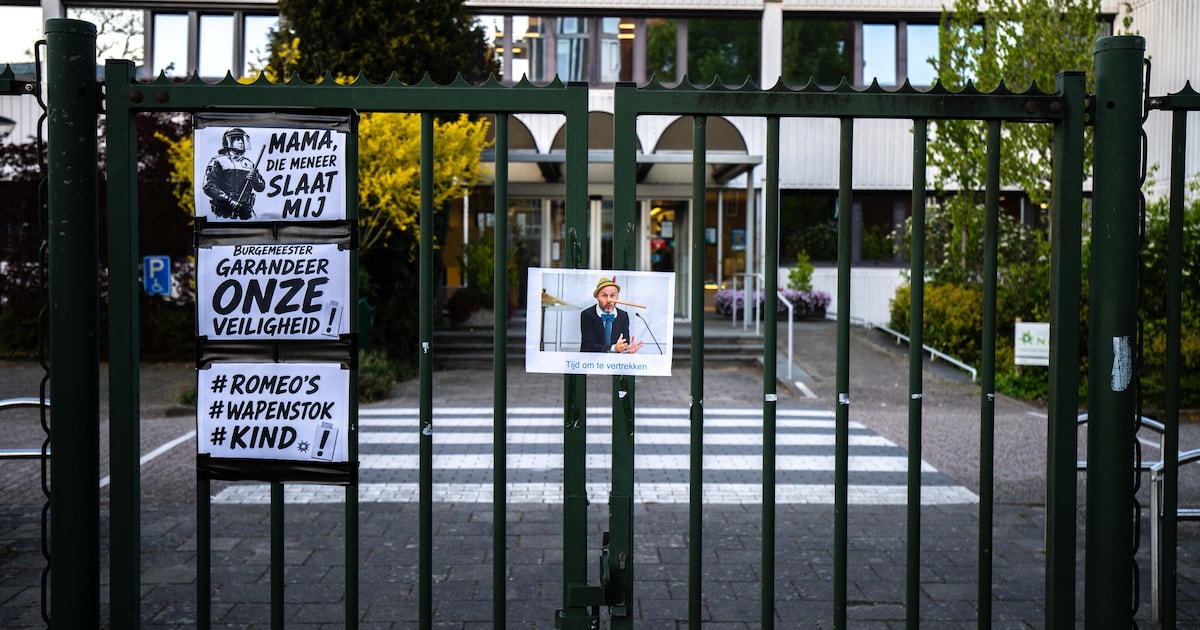 Gemeentehuis Loosdrecht vernield, stoeptegels en verkeersboden door ramen gegooid