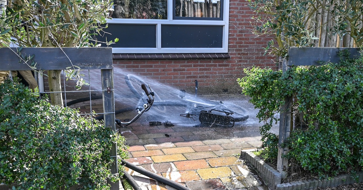 Fiets vliegt in brand in woning aan de Schoener in Franeker