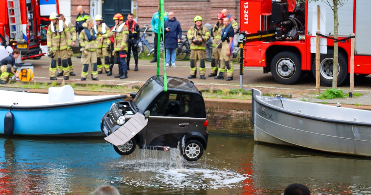 Parkeren gaat mis: moeder en 3-jarig dochtertje rijden gracht in met bromauto, omstander springt wat