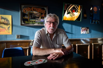 Jan de Graaf draaide ooit 122 uur achtereen plaatjes, nu is zijn wereldrecord onderdeel van boek