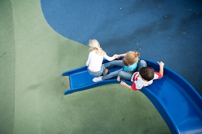 Eén druk op de ‘SpelBel’ en ouders krijgen een seintje: proef om kinderen vaker te laten buitenspele